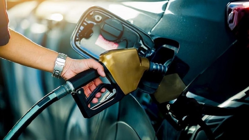 UP Petrol-Diesel Rate: पेट्रोल-डीजल के लेटेस्ट रेट जारी, जानें यूपी के शहरों में एक लीटर तेल का दाम