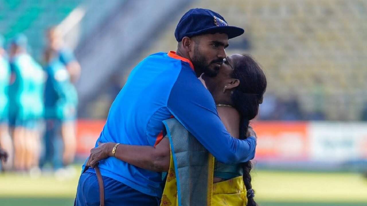 डेब्यू मैच में गले लगाकर मां ने दिया आशीर्वाद, क्रिकेटर ने मैदान में आते ही कर दिया कमाल