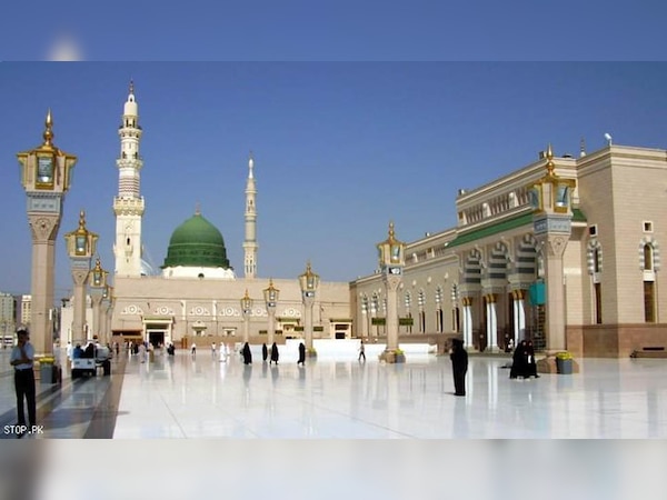 मस्जिद-ए-नबवी में घुसी 2 विदेशी गैर मुस्लिम महिलाएं, पहने हुए थे बहुत छोटे कपड़े