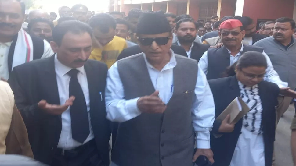 Shahjahanpur: कई साल पुराने केस में गवाही के लिए पेश हुए SP नेता आज़म ख़ान; जारी हुआ था ज़मानती वारंट Shahjahanpur: कई साल पुराने केस में गवाही के लिए पेश हुए SP नेता आज़म ख़ान; जारी हुआ था ज़मानती वारंट