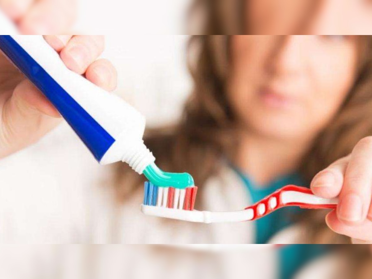 Toothpaste Check Tips: क्या आप भी केवल फ्लेवर देखकर खरीद लेते हैं टूथपेस्ट? जानिए पेस्ट में क्या एक चीज होनी है जरूरी