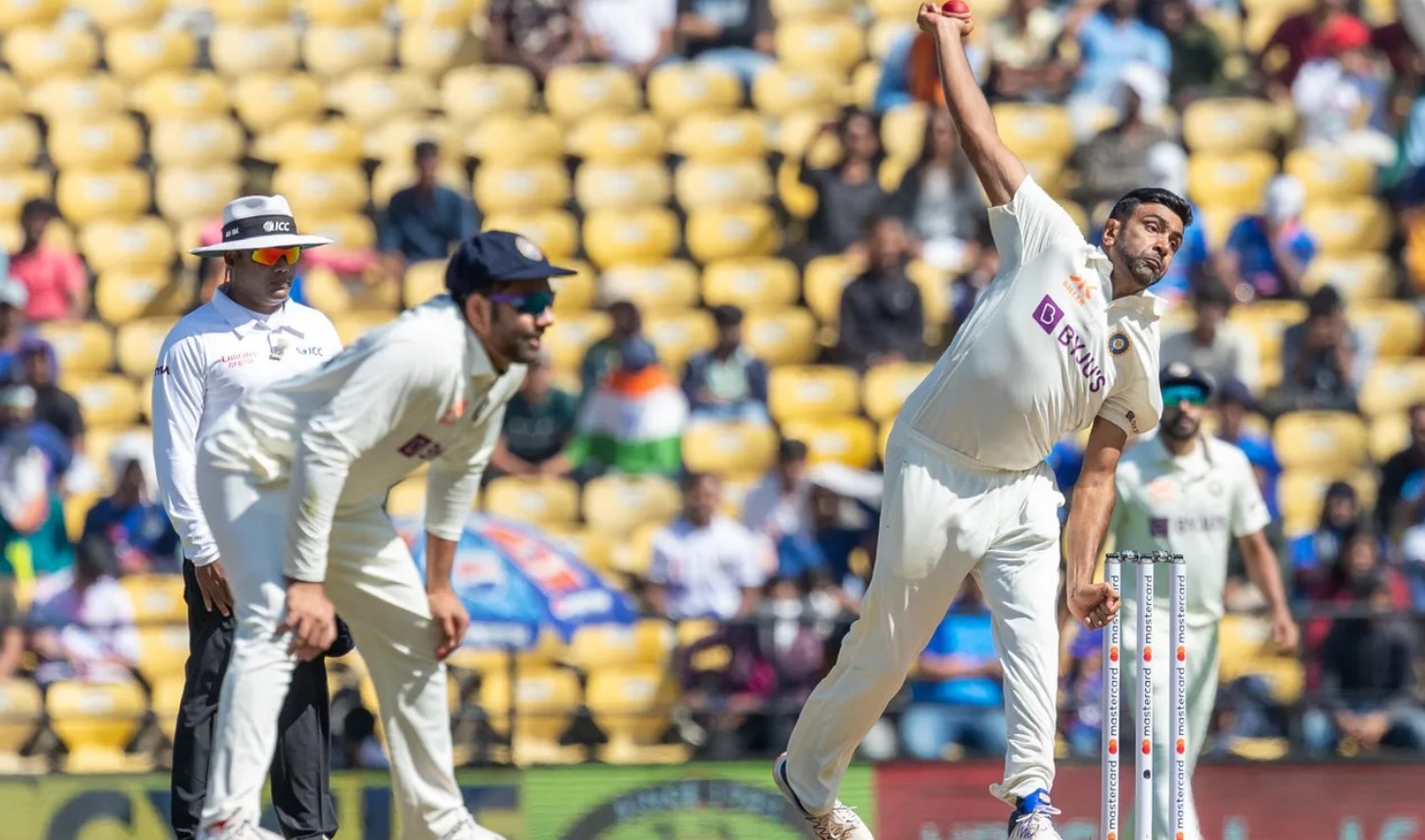 IND vs AUS: नागपुर की पिच को लेकर इस खिलाड़ी के बयान ने मचा दिया बवाल, भारतीय फैंस हो जाएंगे आग बबूला! IND vs AUS: नागपुर की पिच को लेकर इस खिलाड़ी के बयान ने मचा दिया बवाल, भारतीय फैंस हो जाएंगे आग बबूला!