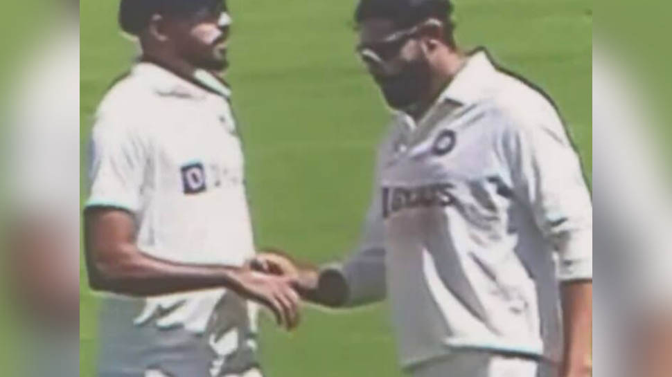 Ravindra Jadeja ने गेंद फेंकने से पहले की कुछ गड़बड़! बॉल से छेड़छाड़ का लगा आरोप, देखिए VIDEO Ravindra Jadeja ने गेंद फेंकने से पहले की कुछ गड़बड़! बॉल से छेड़छाड़ का लगा आरोप, देखिए VIDEO