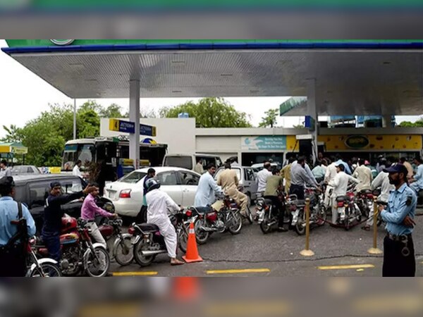 Pakistan petrol news: पाकिस्तान के इन बड़े शहरों में खत्म हुआ पेट्रोल; जानें क्या हैं देश के हालात