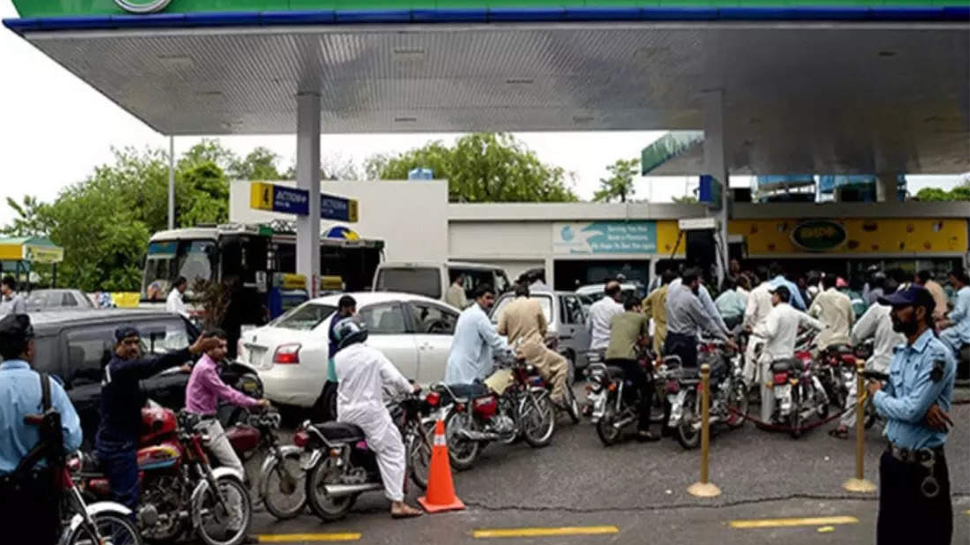 Pakistan petrol news: पाकिस्तान के इन बड़े शहरों में खत्म हुआ पेट्रोल; जानें क्या हैं देश के हालात Pakistan petrol news: पाकिस्तान के इन बड़े शहरों में खत्म हुआ पेट्रोल; जानें क्या हैं देश के हालात
