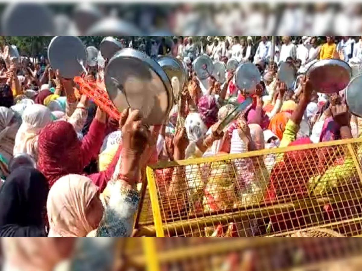 Jhajjar: जमीन मुआवजे के लिए किसानों ने निकाला ट्रैक्टर मार्च, ताली-थाली बजाकर सरकार को जगाया