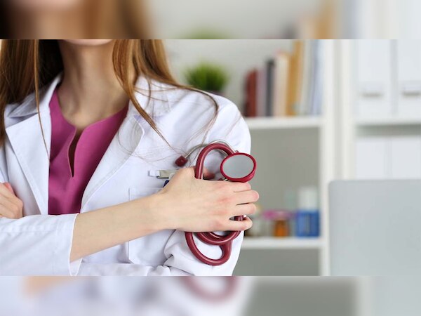 विदेशों में 12 लाख भारतीय छात्र कर रहे हैं पढ़ाई; देशी मेडिकल छात्रों के सामने है बड़ी चुनौती