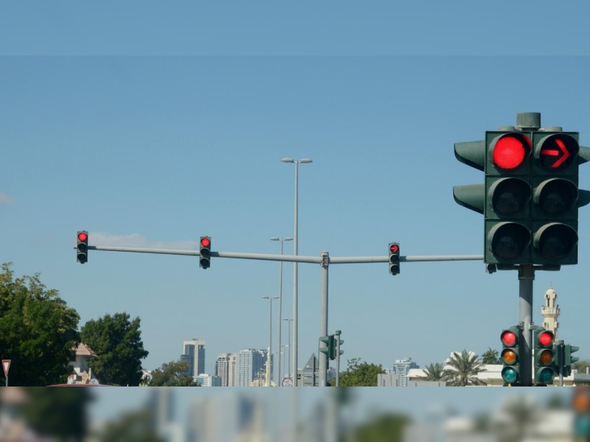 Traffic Light रेड होने पर अगर सही जगह नहीं रुके तो कटेगा चालान! इस बात का रखें ख्याल