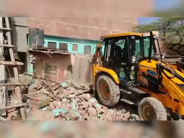 Delhi: महरौली में जारी है DDA का अतिक्रमण विरोधी अभियान; AAP ने रखी ये बड़ी मांग  