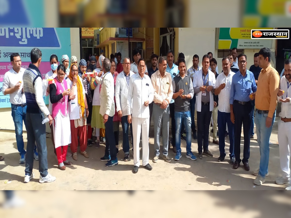 सीकरः बजट में लक्ष्मणगढ़ को मिलेगा जिला अस्पताल, स्वास्थ्यकर्मियों ने बांटी मिठाई