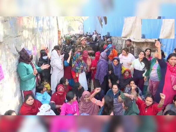 Delhi:  दिल्ली में औरतों ने पुलिसवाले पर किया 'लाल मिर्च' से हमला; कई दिनों से कर रही थी इस बात का विरोध