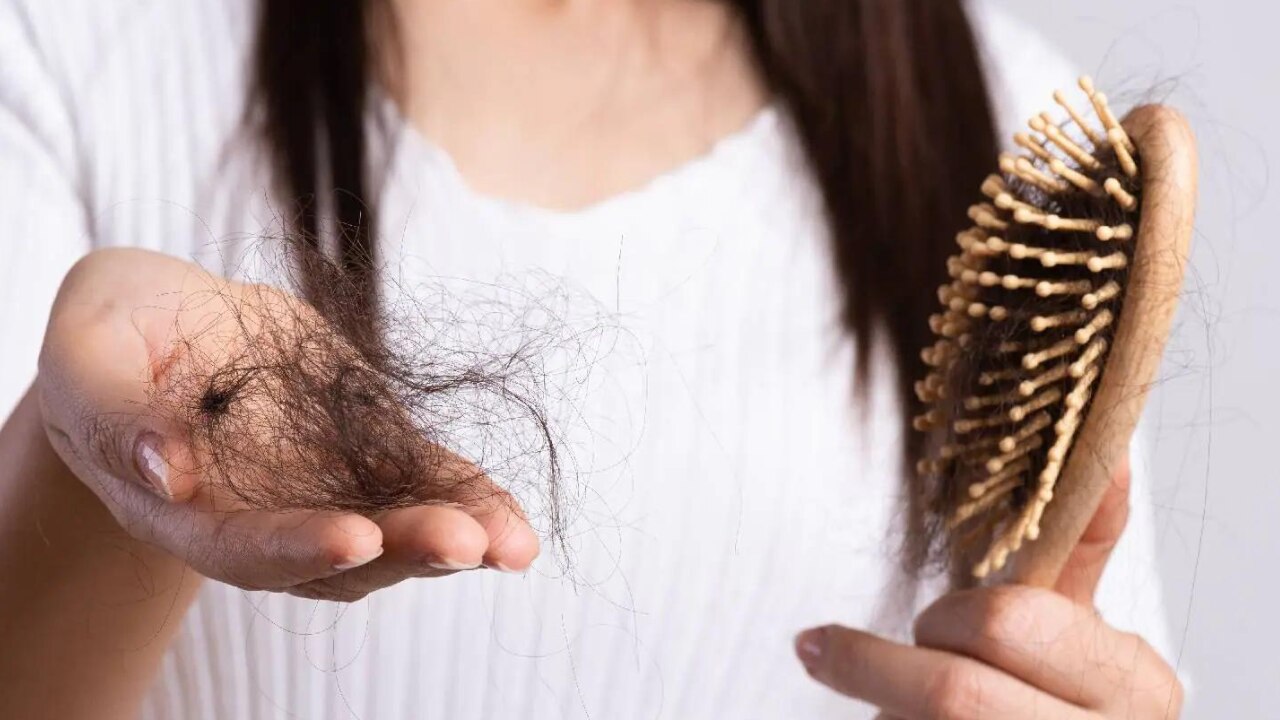 Hair Care Tips: बालों का झड़ना नहीं रुक रहा? ये तीन उपाय अपनाइये और बालों की मजबूती बढ़ाइये