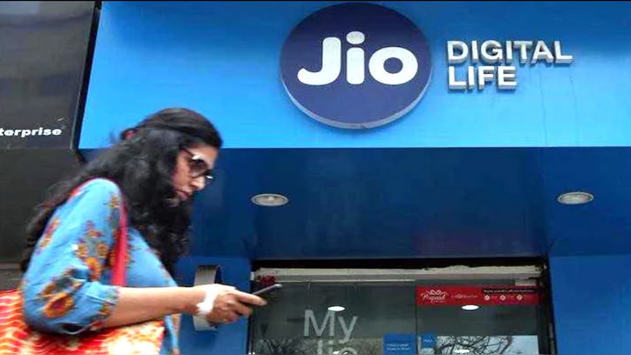 Valentines Day ରେ Jio ଦେଉଛି ବମ୍ପର ଅଫର୍: ପାଇପାରିବେ ମାଗଣା ଇଣ୍ଟରନେଟ୍, ମ୍ୟାକଡୋନାଲ୍ଡର ଫୁଡ୍ ସହିତ ଅନେକ କିଛି