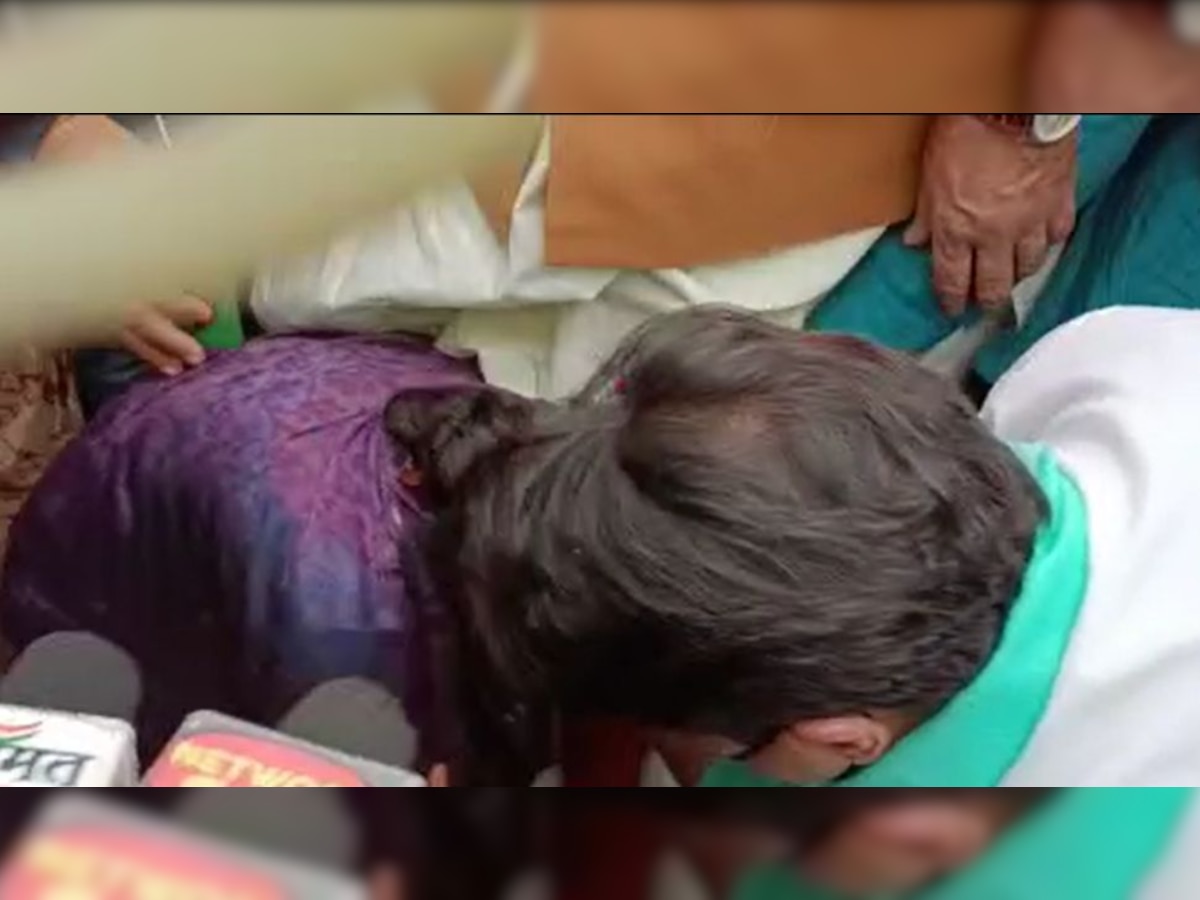 Scindia के पैरों में गिर महिला ने लगाई मदद की गुहार, BJP की विकास यात्रा में रोजगार की उठी मांग