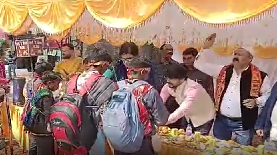 Barabanki: बाराबंकी से आई एकता की ख़ूबसूरत तस्वीर; मुसलमानों ने कांवड़ियों पर बरसाए फूल Barabanki: बाराबंकी से आई एकता की ख़ूबसूरत तस्वीर; मुसलमानों ने कांवड़ियों पर बरसाए फूल