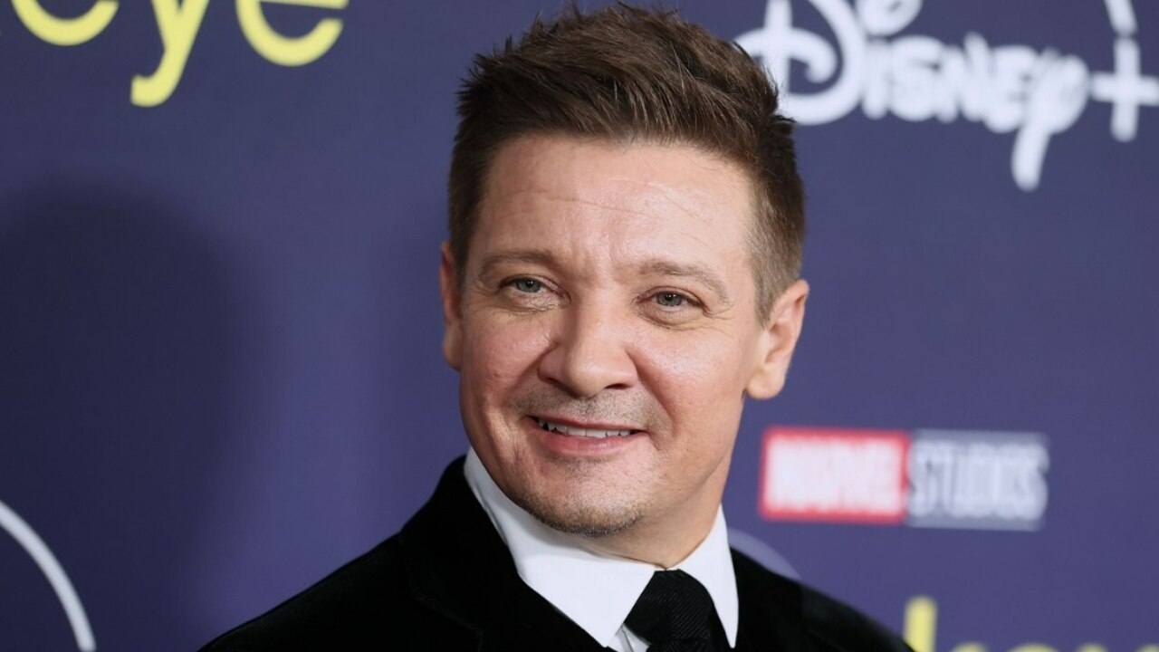 Jeremy Renner ने Rennervations शो की नई फोटोज की शेयर, फैंस को दिया ये हेल्थ अपडेट