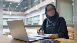 सऊदी अरब को बदनाम करने की कोशिश; कंपनी ने उतरवाया महिला का हिजाब?