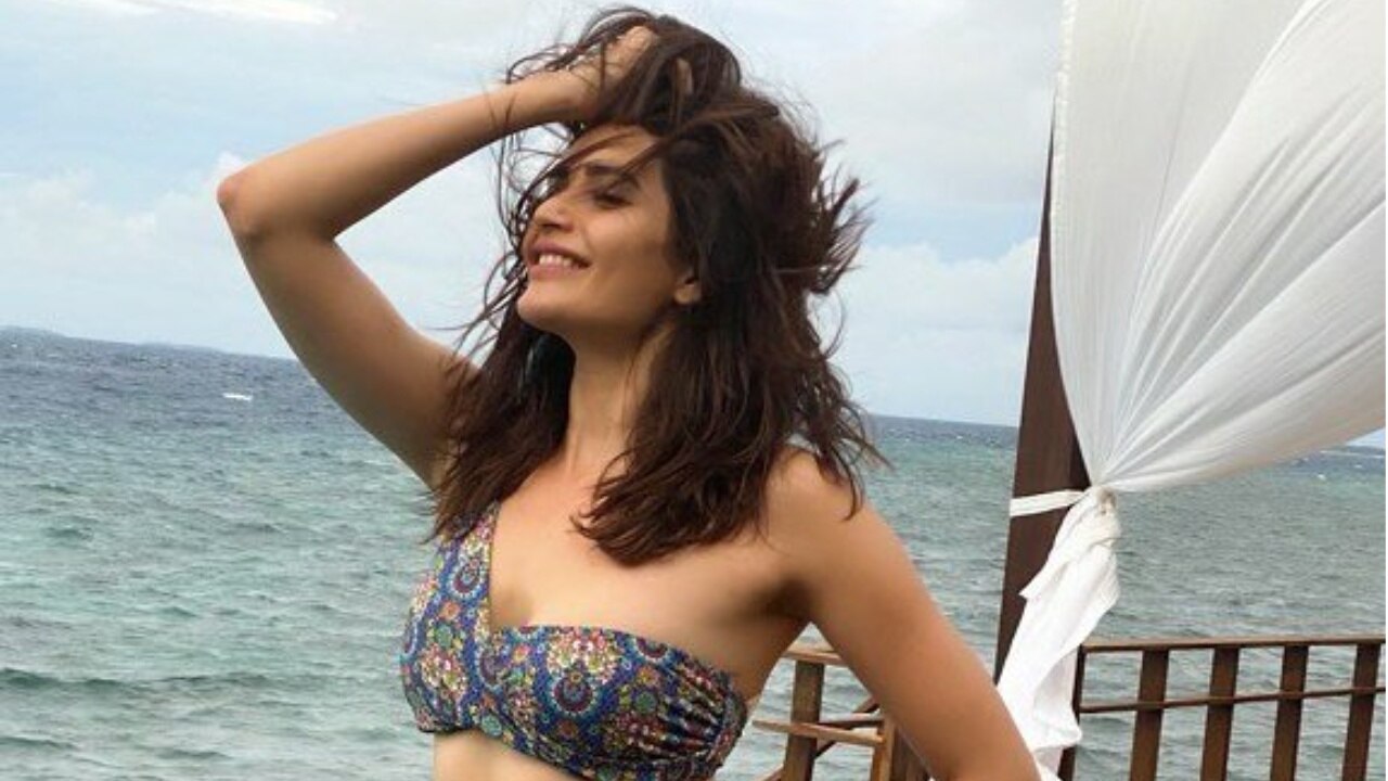 Karishma Tanna Hot Look: करिश्मा तन्ना का हॉट लुक देख उड़ जाएंगे होश, मोनोकिनी पहन कराया सेक्सी फोटोशूट