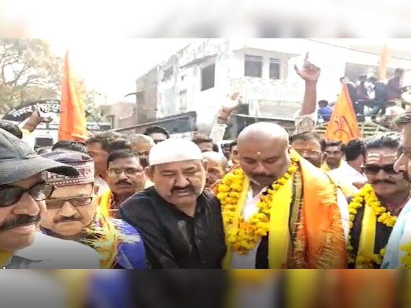 Barabanki: बाराबंकी से आई भाईचारे की ख़ूबसूरत तस्वीर; मुसलमानों ने शिव बारात का किया स्वागत