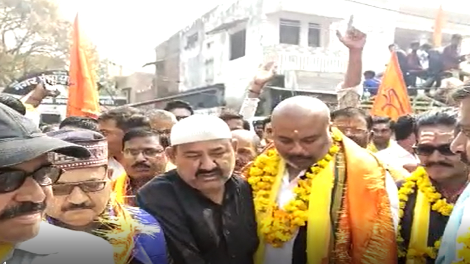 Barabanki: बाराबंकी से आई भाईचारे की ख़ूबसूरत तस्वीर; मुसलमानों ने शिव बारात का किया स्वागत Barabanki: बाराबंकी से आई भाईचारे की ख़ूबसूरत तस्वीर; मुसलमानों ने शिव बारात का किया स्वागत