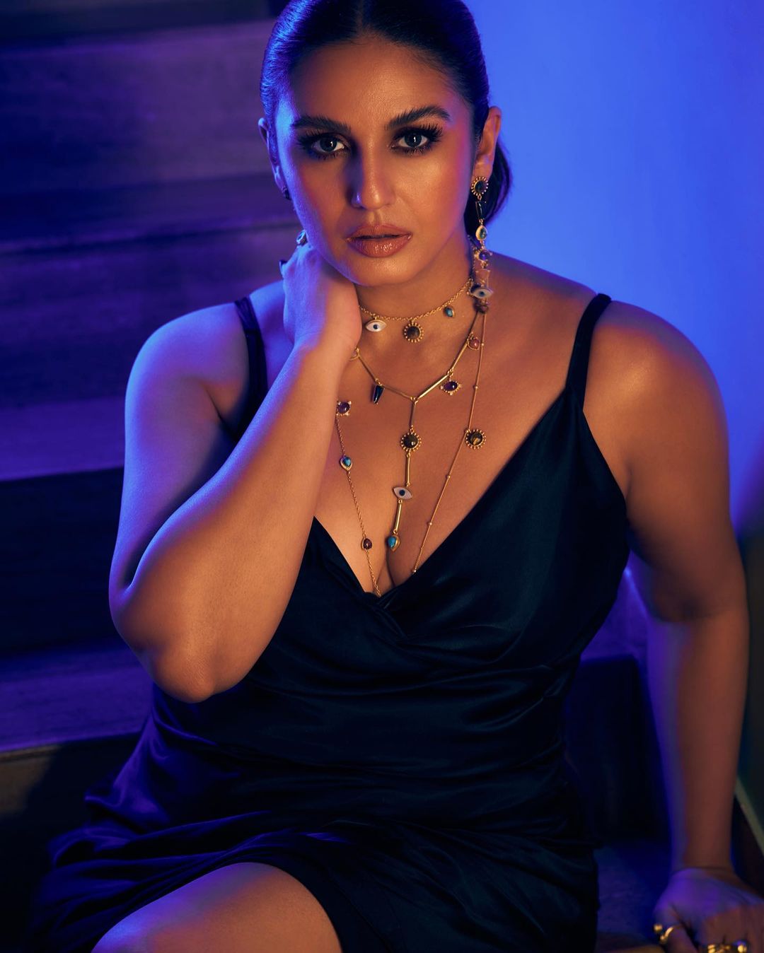huma qureshi looking sizzling in black color thigh high slit dress see  photos