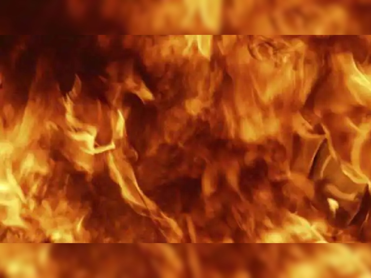 ग्रेटर नोएडा में गैस का रिसाव होने से घर में लगी भयंकर आग, नहीं पहुंच पाई Fire Brigade