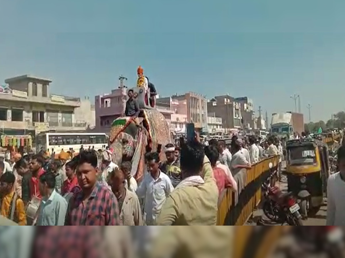 Bikaner: डूंगरगढ़ में हाथी पर सवार होकर रूबरू हुए विधायक गिरधारी महिया, लोगों ने किया स्वागत