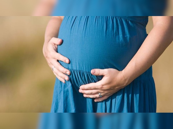 बर्फबारी में फंसी गर्भवती महिला, WhatsApp से हुई डिलीवरी, दिलचस्प है किस्सा