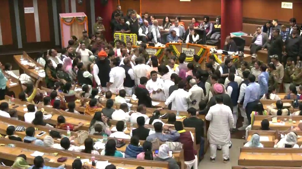 Delhi Mayor Election 2023: MCD सदन में पार्षदों के बीच जमकर हाथापाई, स्थाई समिति के चुनाव को लेकर भिड़े AAP-BJP नेता