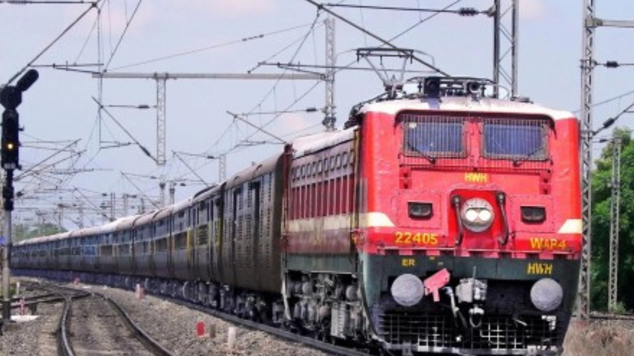 Indian Railways: ट्रेन में भूलकर भी न करें ये काम, वरना हो जाएगी 1 साल की जेल