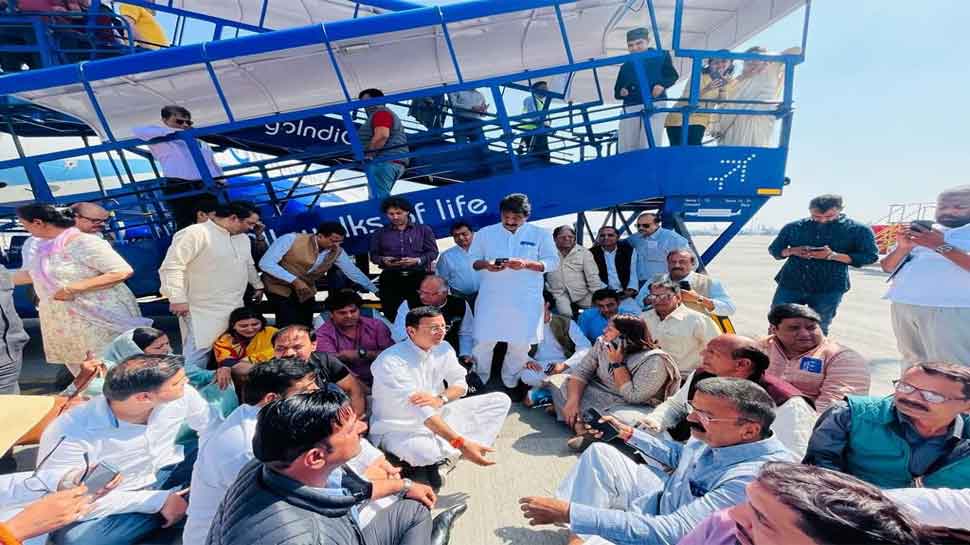 Delhi airport पर पवन खेड़ा को विमान से नीचे उतारा गया, धरने पर बैठे Congress नेता