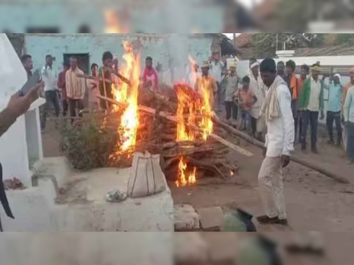 घर के आंगन में किया आदिवासी युवक का अंतिम संस्कार, 100 लोगों पर केस दर्ज, जानिए मामला