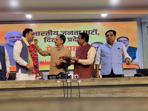 Delhi MCD की बैठक से पहले हुआ बड़ा उलटफेर, AAP के इस नेता ने थामा BJP का हाथ