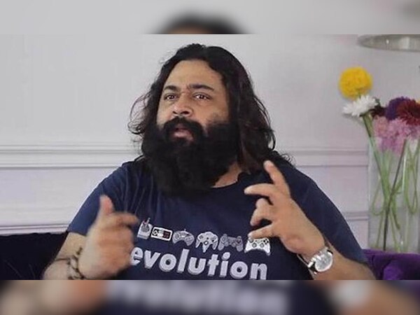 जब लाइव शो के दौरान पीछे से फट गई थी पैंट, साथी सिंगर ने 17 साल बाद खोला राज!