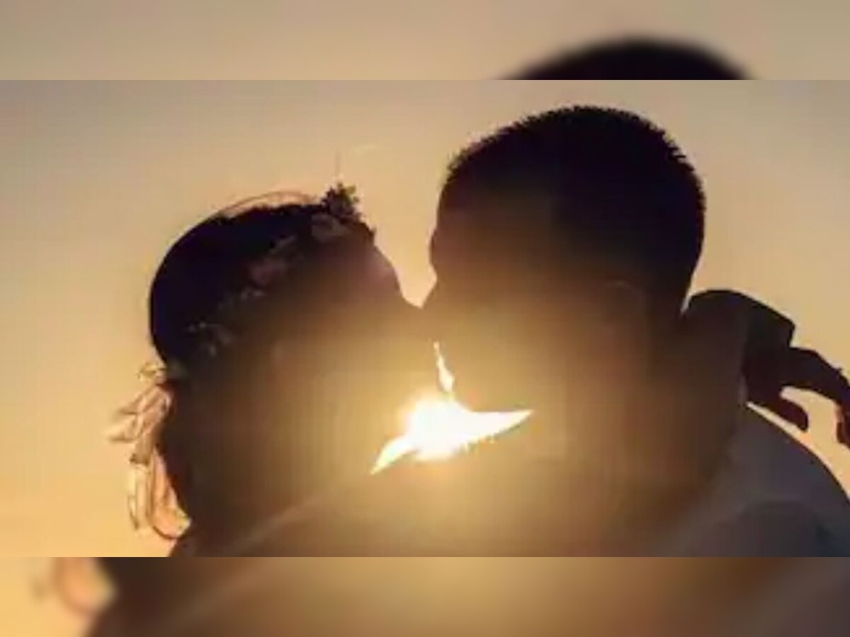 प्यार ही नहीं 'Kiss' करने से वेट लॉस में भी मिल सकती है मदद, कैलोरी बर्न करने के साथ मिलते हैं गजब के फायदे!