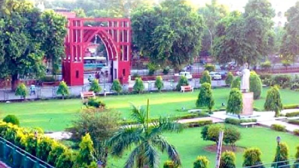 Jamia Millia Islamia: एक माह में दूसरी बार जामिया के प्रोफ़ेसर पर लगा यौन उत्पीड़न का इल्ज़ाम; निलंबित Jamia Millia Islamia: एक माह में दूसरी बार जामिया के प्रोफ़ेसर पर लगा यौन उत्पीड़न का इल्ज़ाम; निलंबित