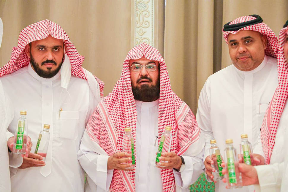 अब नए डिजाइन की बोतलों में मिलेगा 'आबे ज़मज़म', देखिए हैरान कर देने वाले कुएं की तस्वीर अब नए डिजाइन की बोतलों में मिलेगा 'आबे ज़मज़म', देखिए हैरान कर देने वाले कुएं की तस्वीर