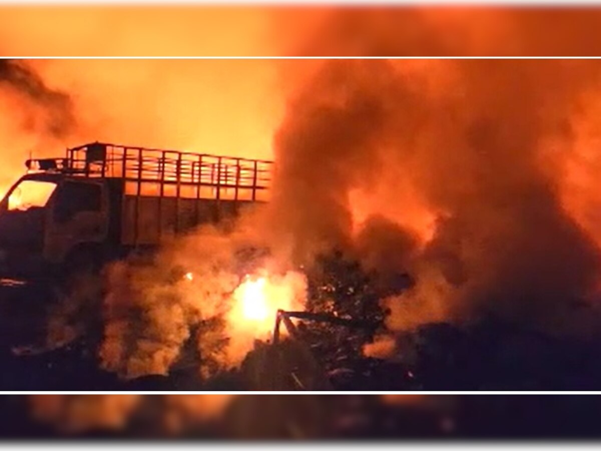 ग्रेटर नोएडा में कबाड़ के गोदाम में लगी भयंकर आग, 2 ट्रक समेत 4 वाहन जले, 6 दमकल गाड़ियों ने पाया काबू