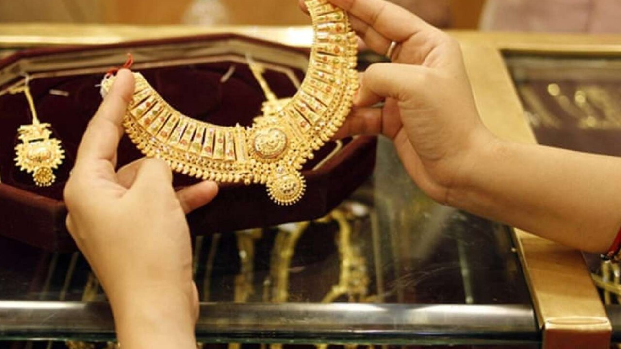 Gold Price Today: बाजार में औंधे मुंह गिरा सोना, रिकॉर्ड रेट से 3,900 रुपये सस्ता हुआ गोल्ड