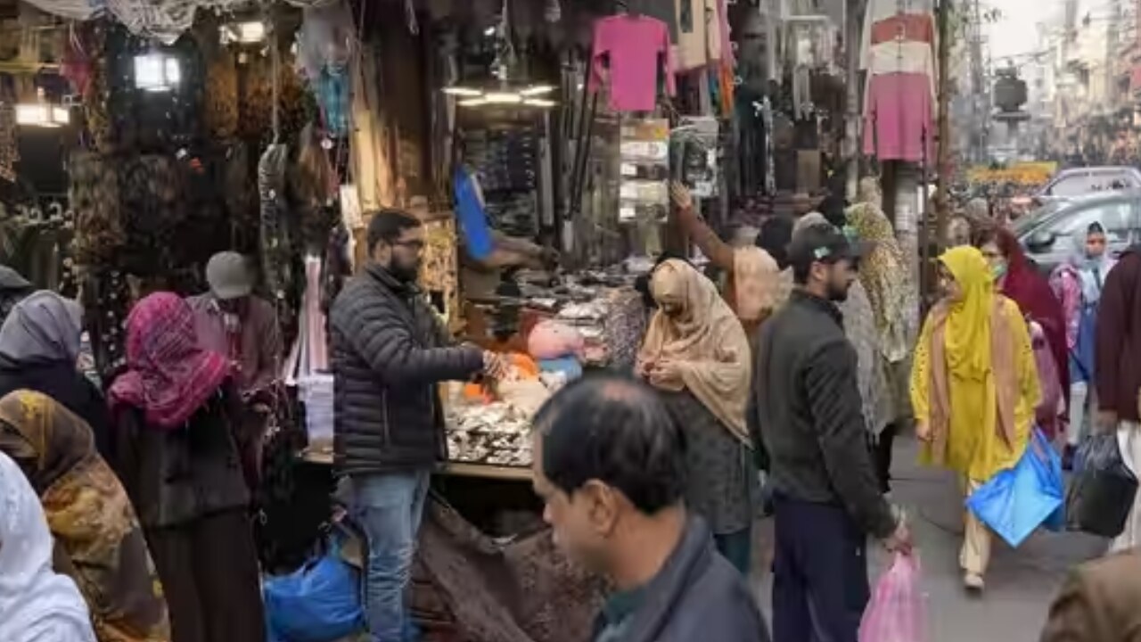 Pakistan Economic Crisis: नकदी संकट से जूझ रहे पाकिस्तान में सरकार ने बिल, वेतन भुगतान पर लगाई रोक