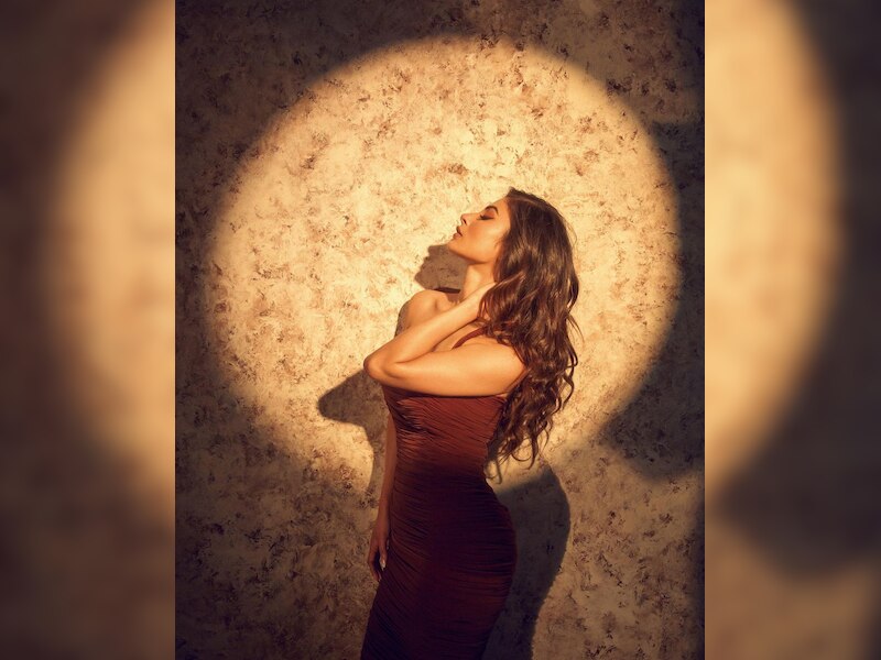 नैचुरल टोन मेकअप में लगीं कमाल