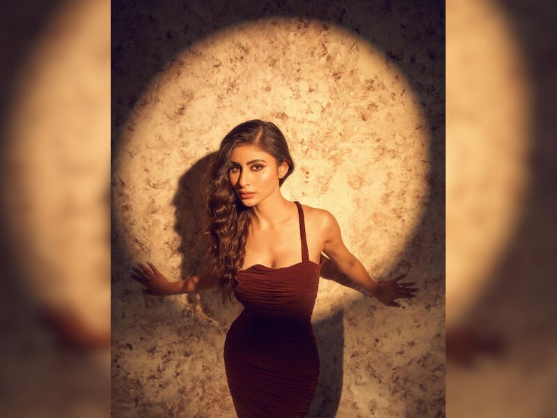 मौनी ने कर्वी फिगर किया फ्लॉन्ट