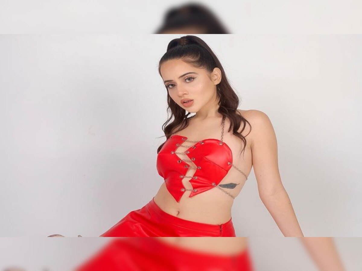 Urfi Javed Expose Queen Shows Perfect Toned Body Parts Uorfi In Red Heart Shape Top And Velvet 5140