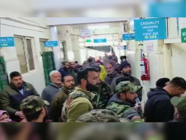 अस्पताल के बाहर मृतक के परिजन 