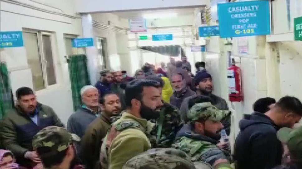 अस्पताल के बाहर मृतक के परिजन अस्पताल के बाहर मृतक के परिजन