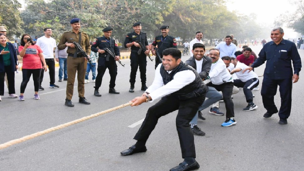 Run For G-20: विदेशी मेहमानों के लिए सरकार ने फैलाईं बांहें, रस्सा खींचकर दुष्यंत चौटाला ने भरा जोश