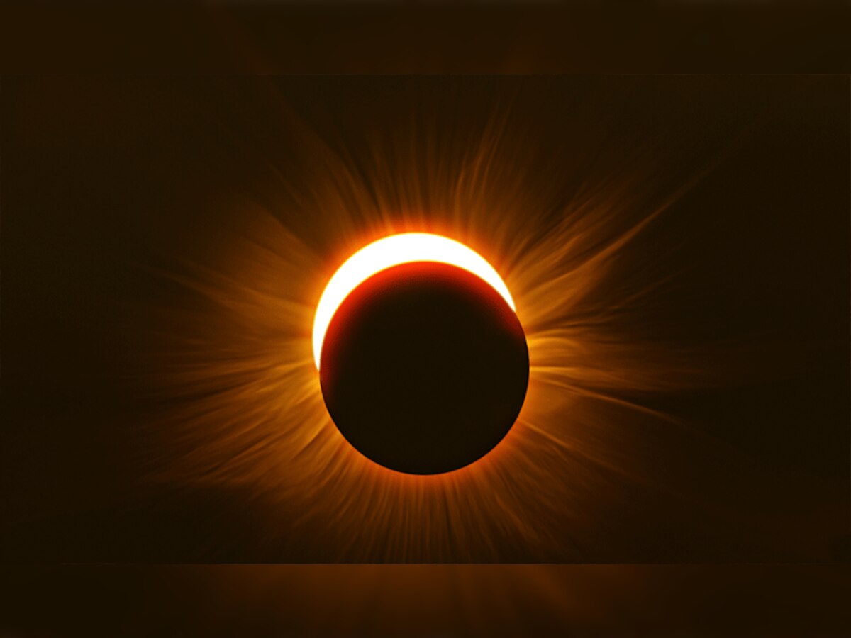 Solar Eclipse 2023 : 20 अप्रैल को मां लक्ष्मी को लाएं घर, सूर्य ग्रहण के ग्रहण काल के उपाय