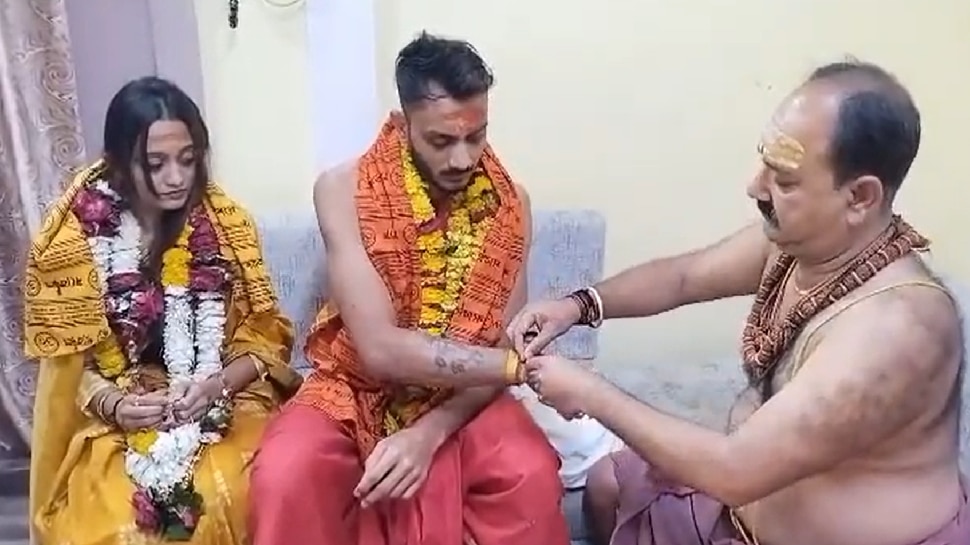 Cricketer Akshar Patel Took Baba Mahakal Darshan With Wife Meha Participate in Bhasma Aarti Ujjain See Photo । महाकाल के दरबार पहुंचे अक्षर पटेल, पत्नी मेहा के साथ भस्म आरती में हुए