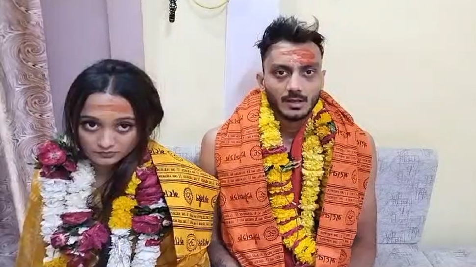 Cricketer Akshar Patel Took Baba Mahakal Darshan With Wife Meha Participate in Bhasma Aarti Ujjain See Photo । महाकाल के दरबार पहुंचे अक्षर पटेल, पत्नी मेहा के साथ भस्म आरती में हुए