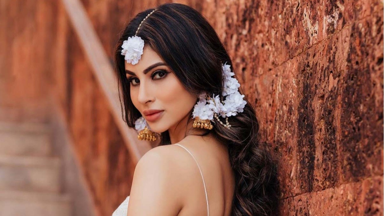 Mouni Roy Video: मौनी रॉय ने लहंगा पहन ढाया कहर, कैमरे के सामने इतराती आईं नजर